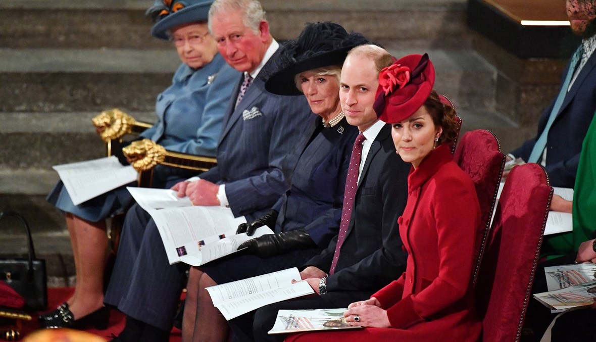 الأمير تشارلز وزوجته يشاركان في التصفيق لمقدمي الرعاية الصحية