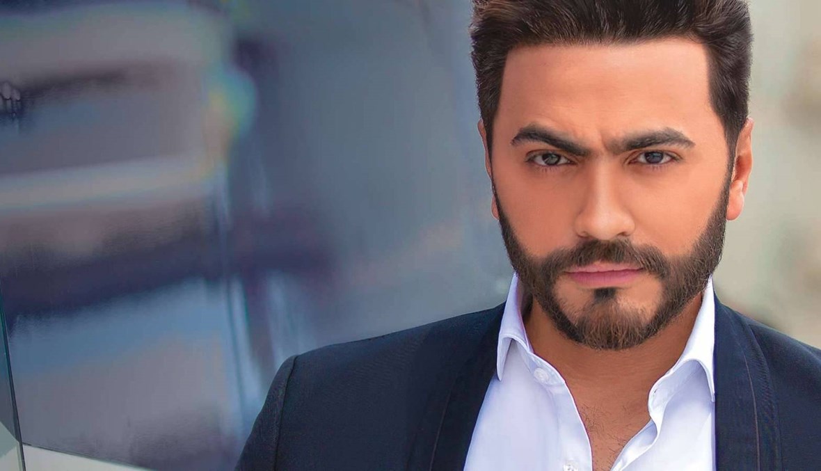 مُعجَبة تصاب بحالة هستيرية لدى مقابلتها تامر حسني في الكويت (فيديو)