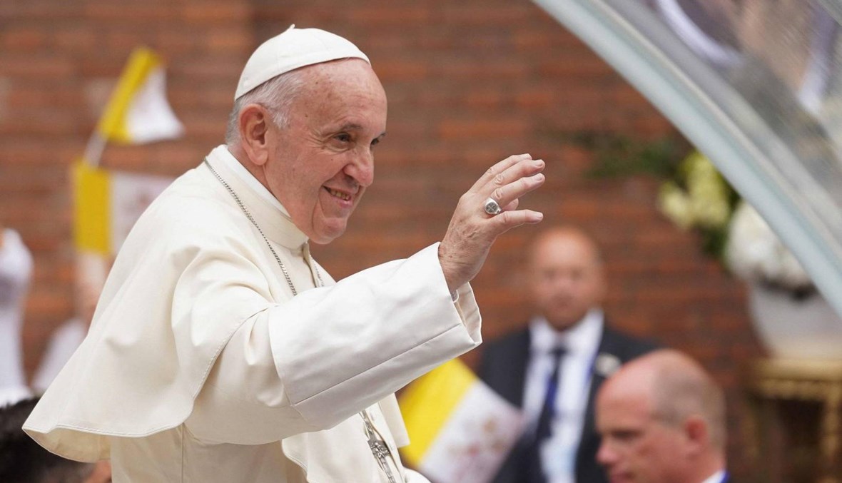 البابا يعتذر لعصبيته تجاه امرأة أمسكت بذراعه بقوة
