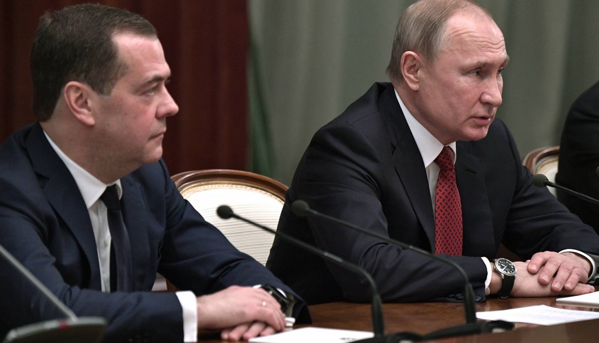 بوتين إلى جواره... ميدفيديف يعلن استقالة الحكومة