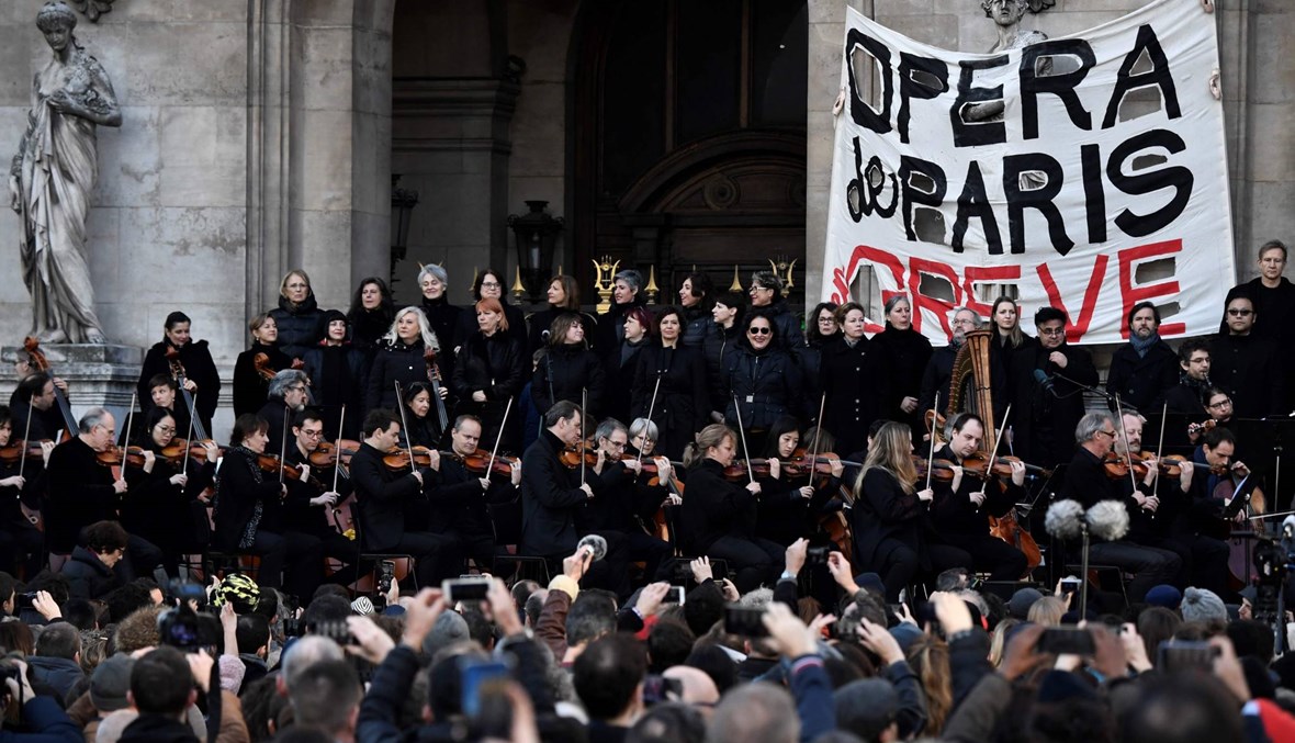 إطلاق الغاز المسيل للدموع لتفريق تظاهرة ضد ماكرون في باريس وتوقيف 15 شخصاً