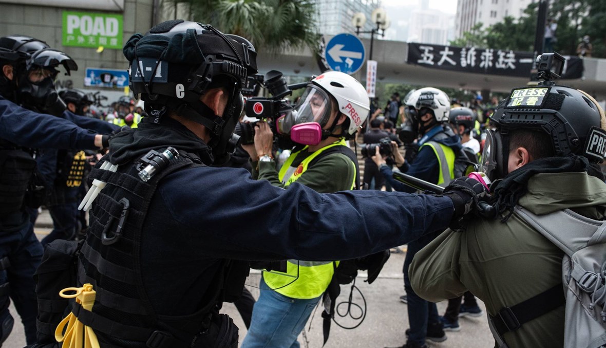 متظاهرون غاضبون في هونغ كونغ: مظلات وعصي... وجرح عناصر من الشرطة