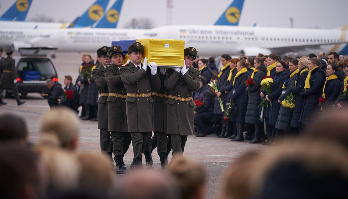 بالصور- دموع وورود في المطار... كييف تستقبل جثامين ضحايا الطائرة المنكوبة الأوكرانيّين