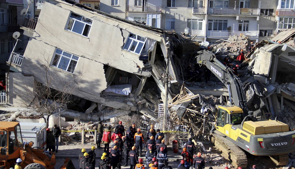 بحثٌ عن ناجين تحت أنقاض الأبنية المنهارة... 21 شخصًا قُتلوا بزلزال تركيا (صور وفيديو)