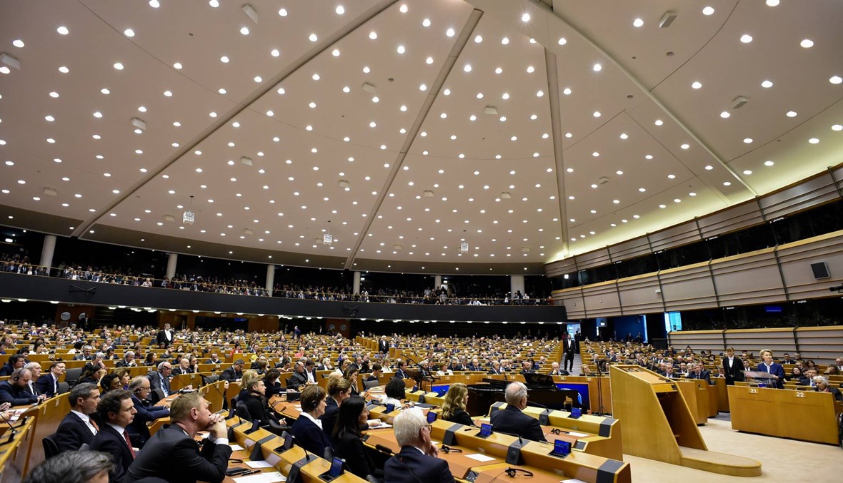 أنقرة غاضبة: نائب يوناني مزّق العلم التركي في البرلمان الأوروبي