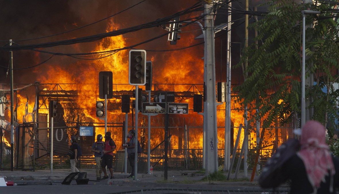 العنف تجدّد في تشيلي: حرائق ونهب وهجمات على الشرطة... ومقتل متظاهرَين