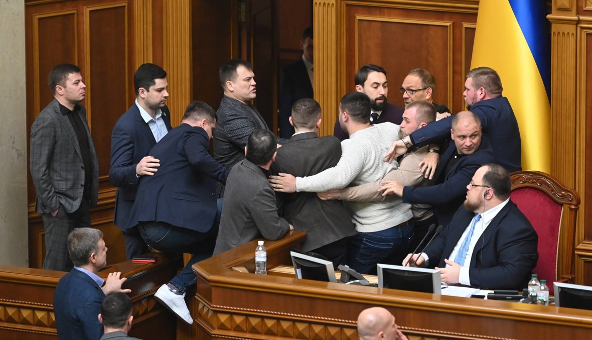 تدافع في البرلمان الأوكراني بسبب خلاف على قانون بيع أراض زراعيّة