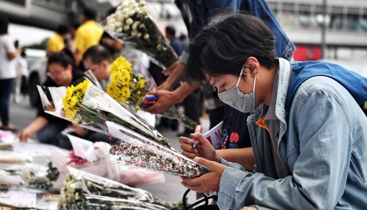 "زهور بيضاء ودموع"... آلاف يشعلون شموعاً تأبيناً لضحايا جريمة القتل العشوائي بتايلاند