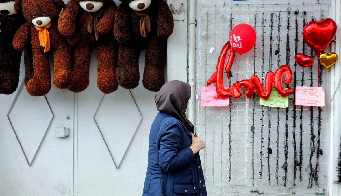 "ترويج لثقافة غريبة"... أجواء عيد الحبّ تعمّ شوارع طهران برغم الانتقادات (صور)