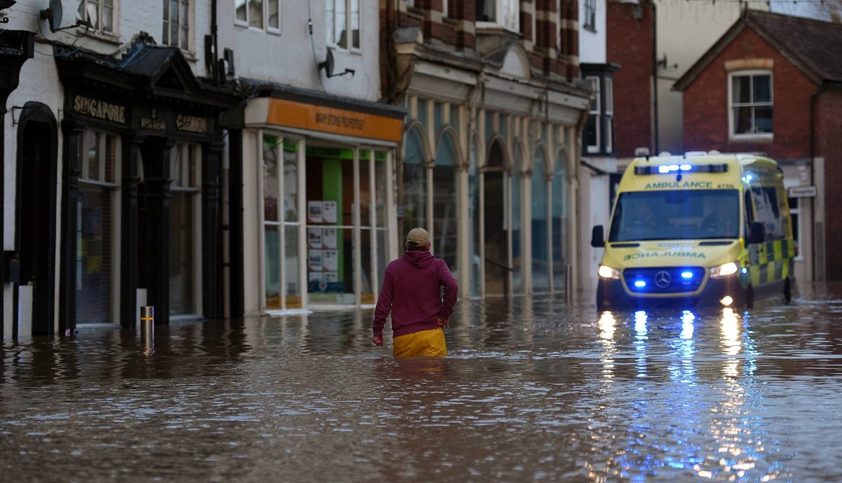 العاصفة "دينيس" تضرب بريطانيا: فيضانات ورياح وتعليق مئات الرحلات الجويّة