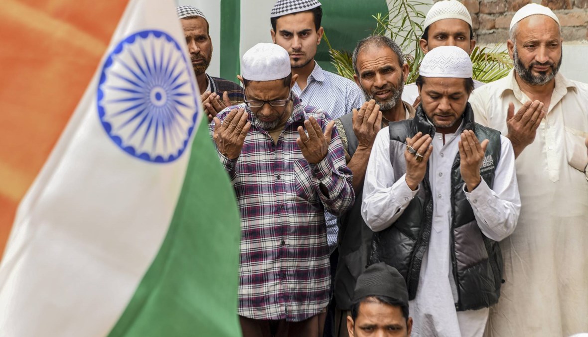 مسلمو الهند يؤدّون الصلاة تحت حراسة مسلّحة بعد أعمال شغب دامية