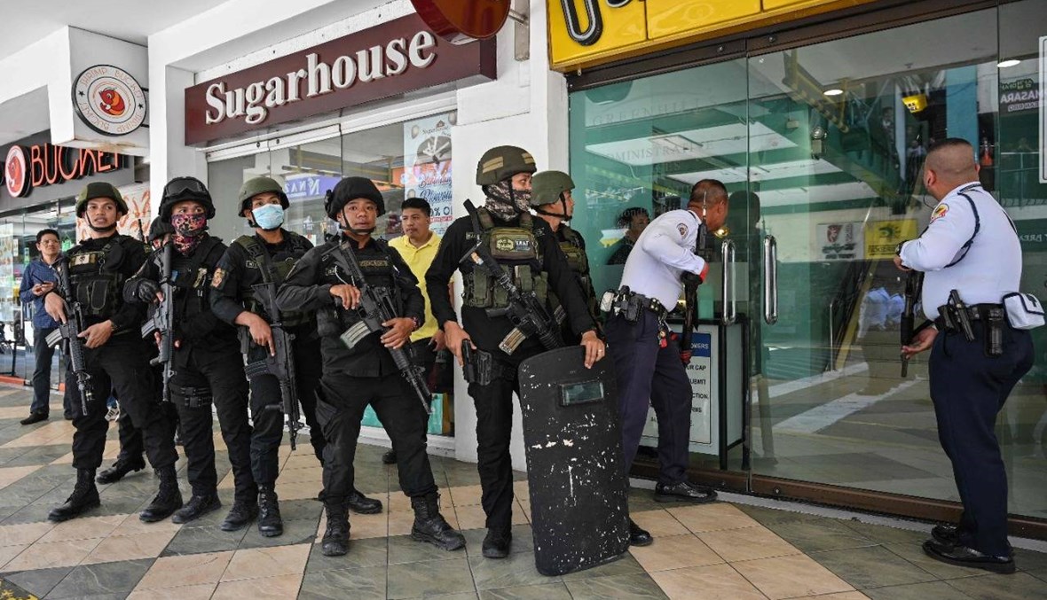 احتجاز رهائن في مركز تجاري في مانيلا... انتشار للشرطة الفليبينية وإصابة شخص بإطلاق نار
