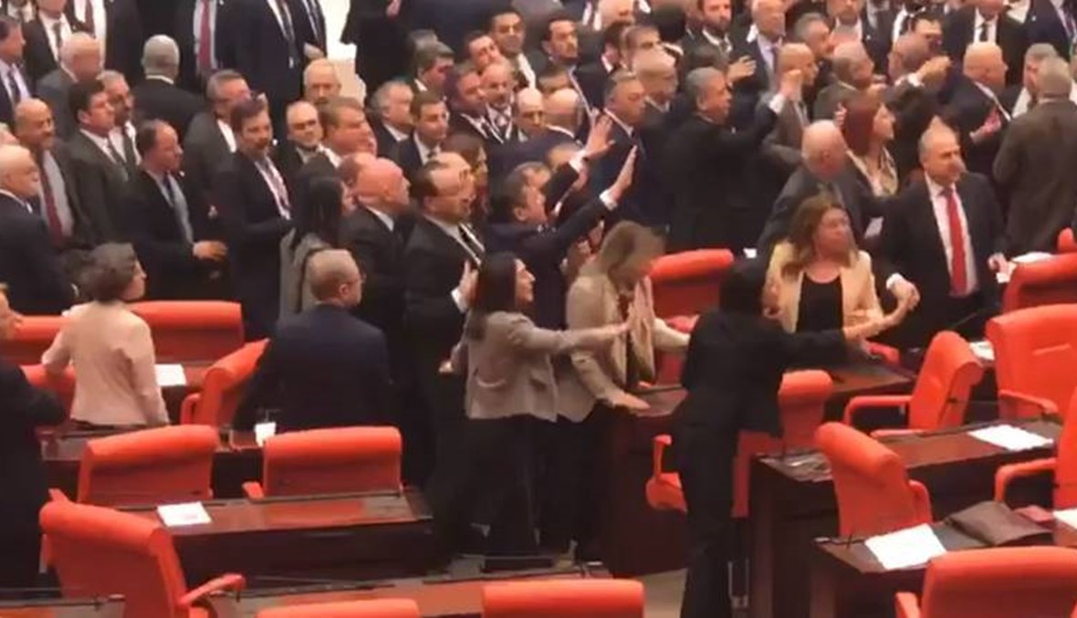 بالفيديو- عراك وتبادل لكمات في البرلمان التركي