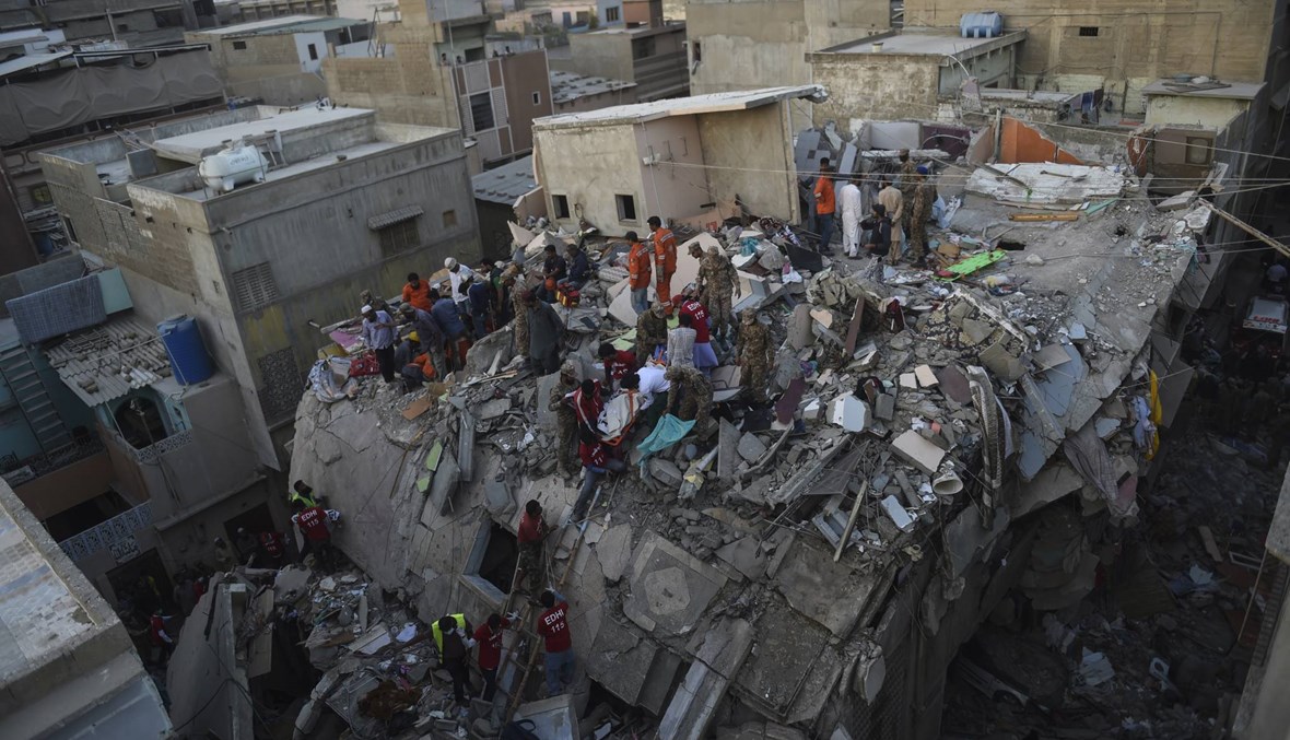 11 قتيلاً في انهيار مبنى في باكستان