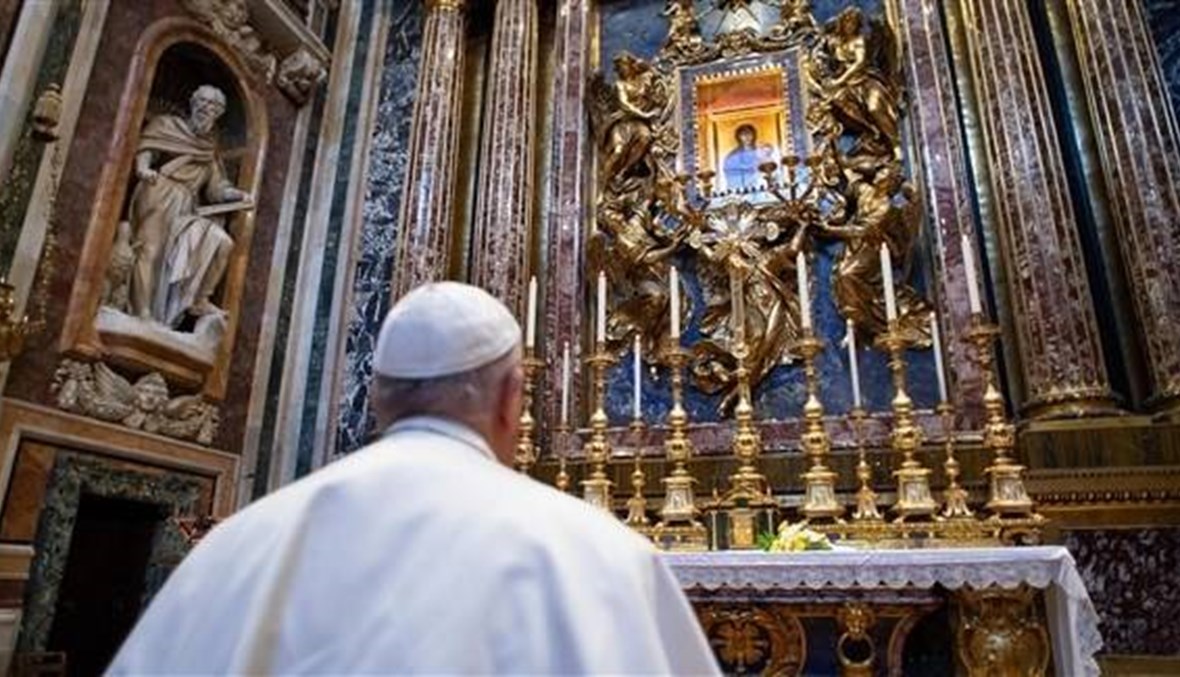 البابا يخرج من الفاتيكان للصلاة في احدى كاتدرائيات روما