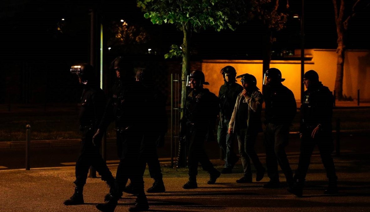 اضطرابات في ضاحية بباريس وسط إجراءات العزل: الشرطة أرسلت وسطاء للتهدئة
