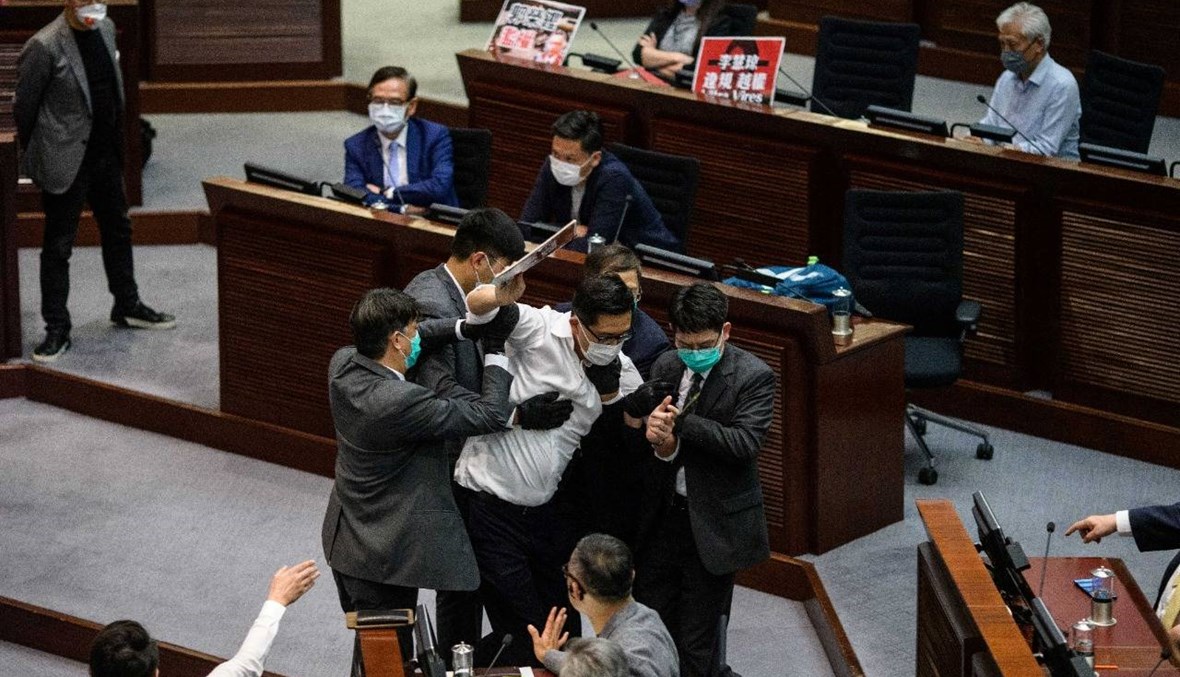 نوّاب اشتبكوا داخل البرلمان في هونغ كونغ: مواجهة حامية بين مؤيّدين للصين ومعارضيها