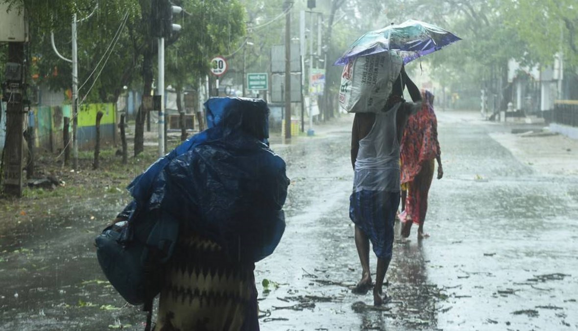 الإعصار القوي أمبان يضرب بنغلادش: سقوط أول قتيل