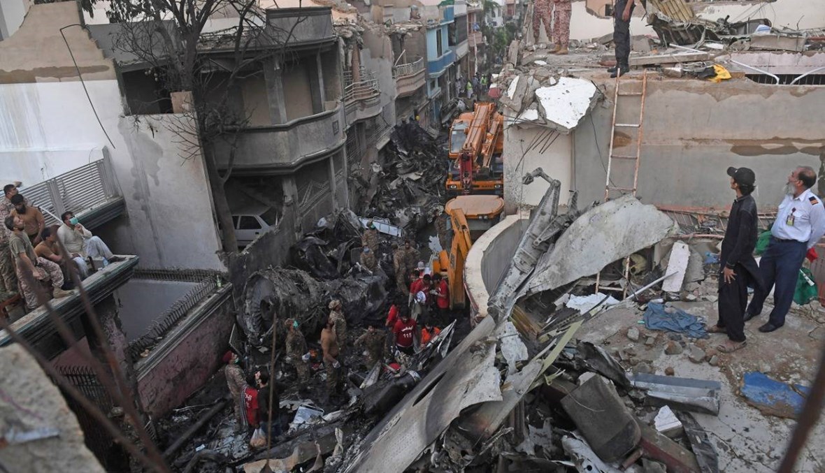 باكستان: 40 قتيلاً في تحطّم الطائرة في كراتشي