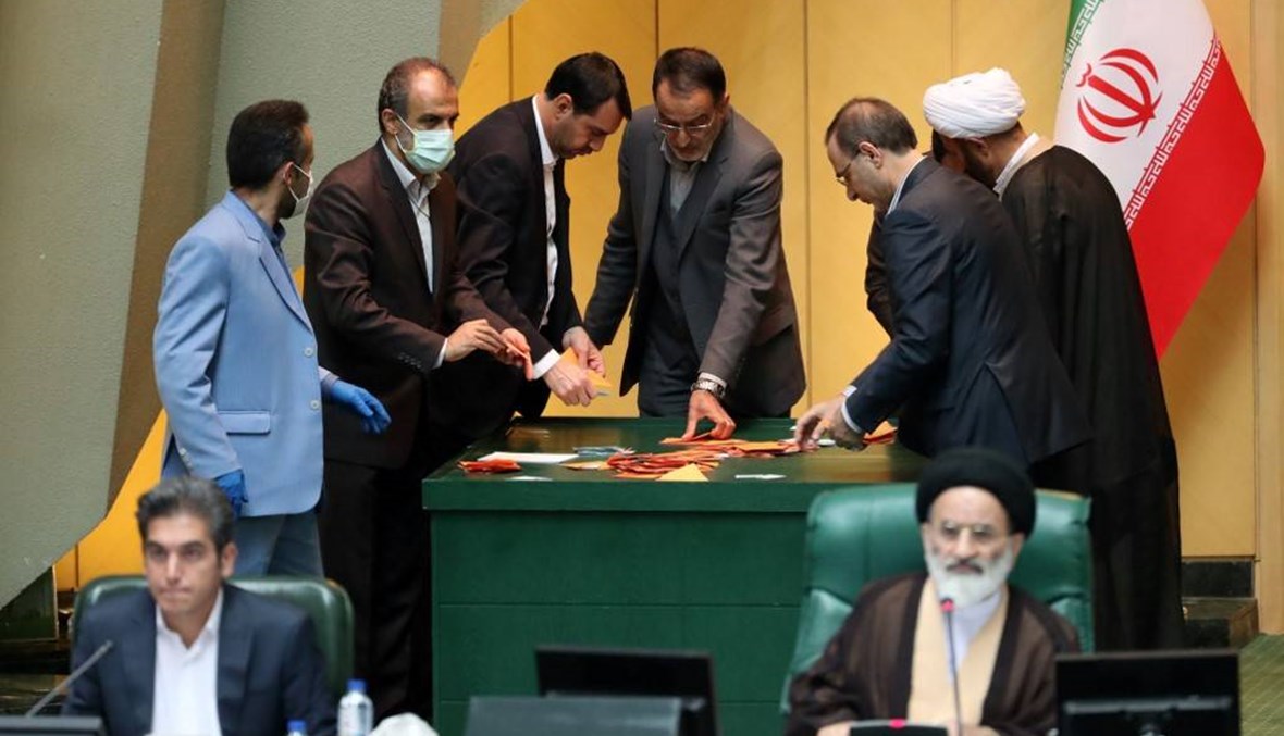 النواب الإيرانيون ينتخبون قائداً سابقاً بالحرس الثوري رئيساً للبرلمان