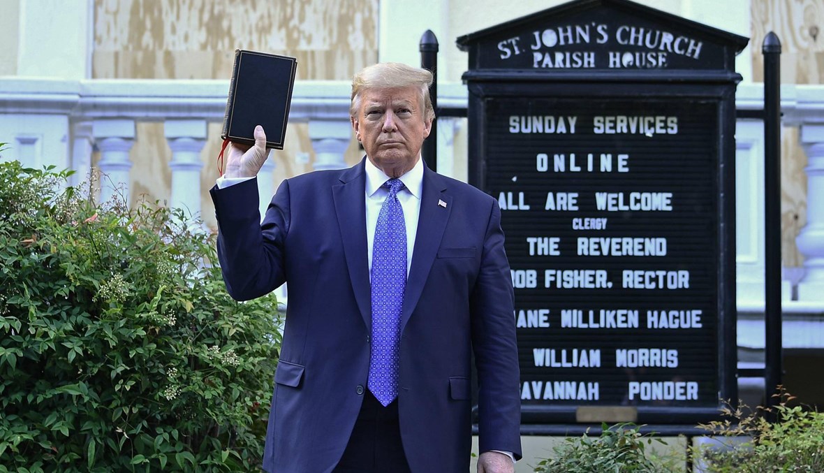 حاكم نيويورك يسخر من ترامب... "نحن هنا نقرأ الإنجيل"