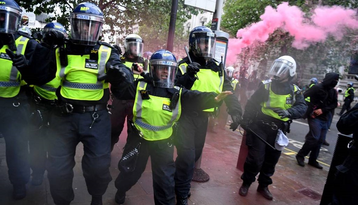 احتجاجات أمام البرلملن البريطاني... متظاهرون مناهضون للعنصرية يشتبكون مع الشرطة