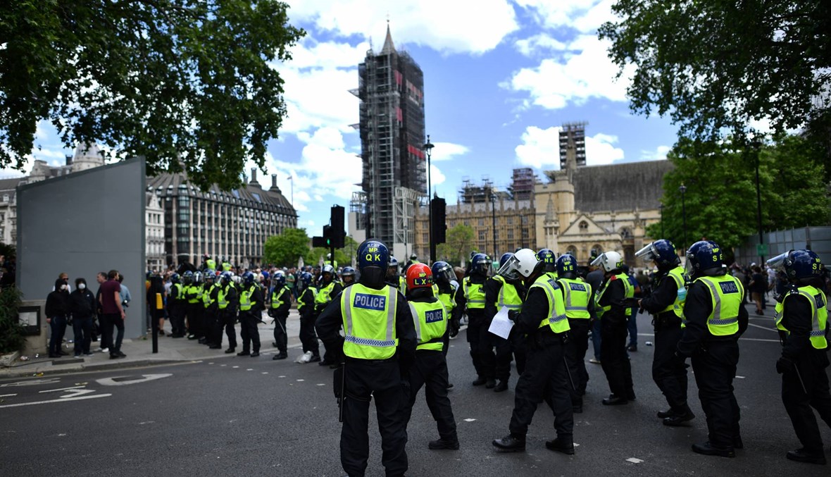 مفرقعات وزجاجات... اشتباك محتجّين من اليمين المتطرّف مع الشرطة في لندن