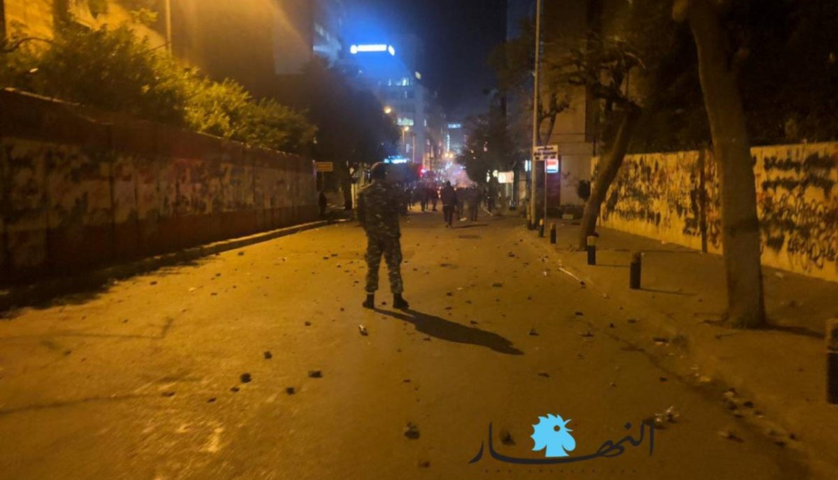 ساحة حرب أمام مصرف لبنان في الحمرا (صور وفيديو)