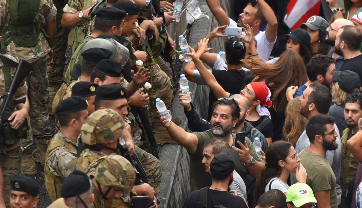 الجيش للمتظاهرين: مكلفون بحمايتكم فلا تواجهونا بالقوة