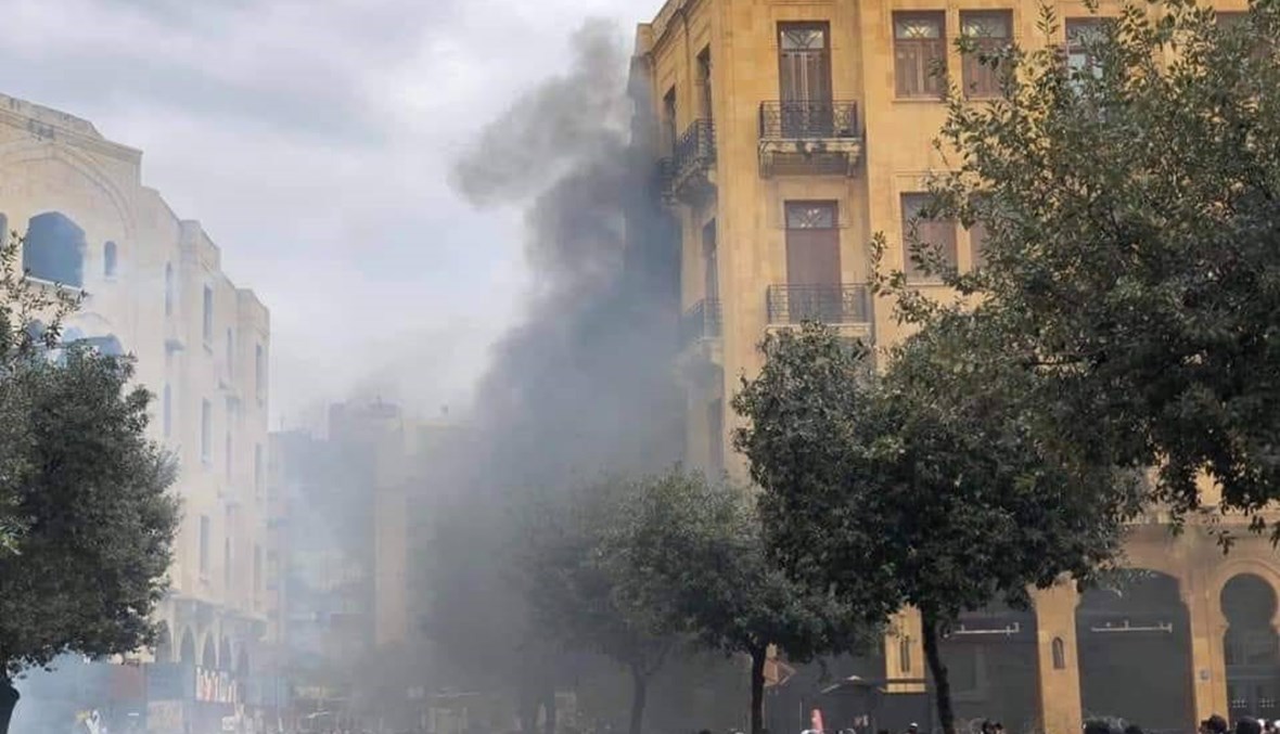 بالفيديو: إحراق بنك "لبنان والمهجر" في وسط بيروت