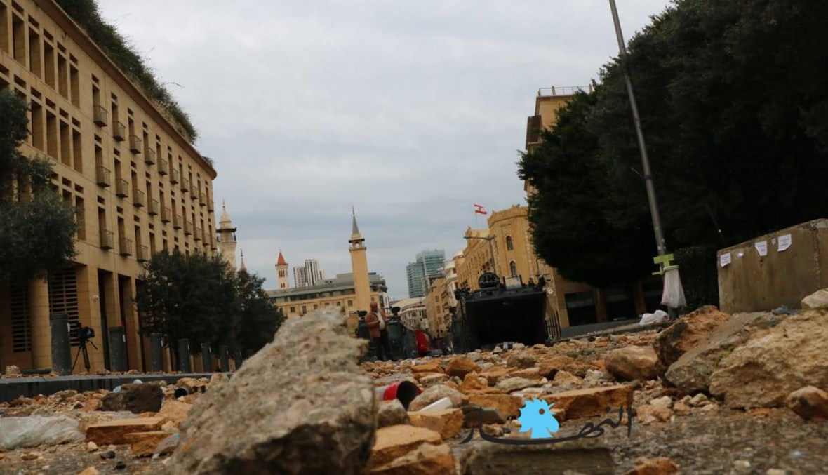 الأحجار تملأ ساحة المعركة والهدوء سيّد الموقف... وسط بيروت الآن بالصور