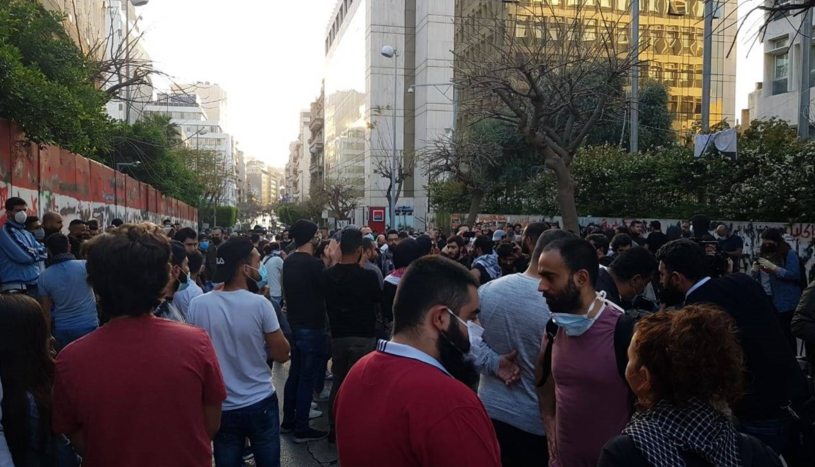تجمع أمام مصرف لبنان اعتراضاً على ارتفاع سعر صرف الدولار