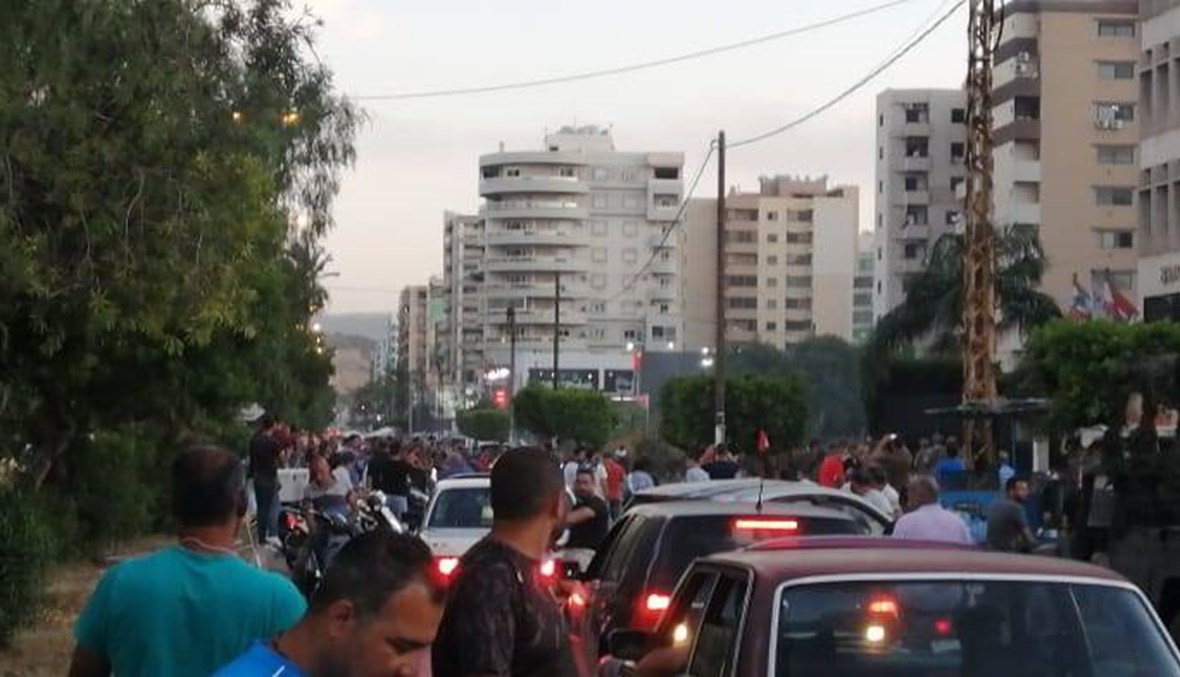 ليلة الدولار تشعل الشارع... قطع طرق وصرخات قهر (صور)
