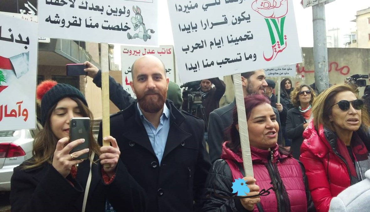 تجمع أمام قصر عدل بيروت للمطالبة باستعادة الأموال المنهوبة (صو - فيديو)