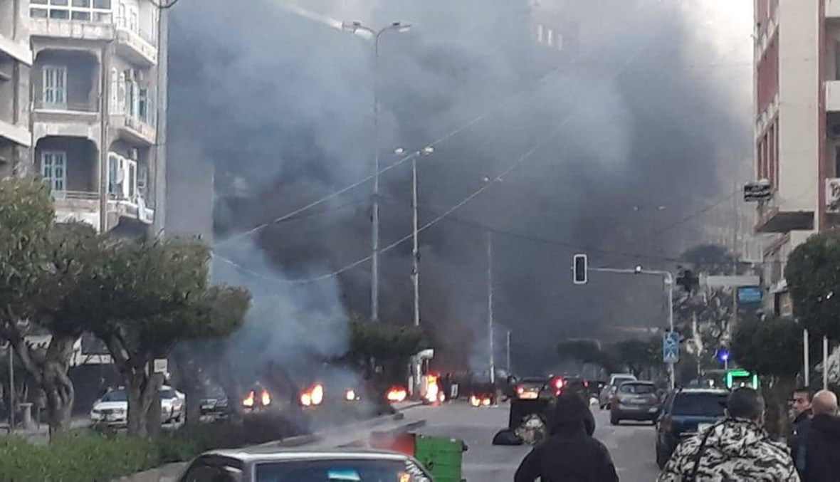 طرابلس: قطع طرق بالإطارات المشتعلة واعتصام أمام معمل دير عمار (صور وفيديو)