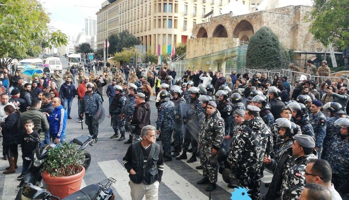 تحركان أمام بلدية بيروت... تدافُع بين المتظاهرين والقوى الأمنية تتدخّل (صور وفيديو)