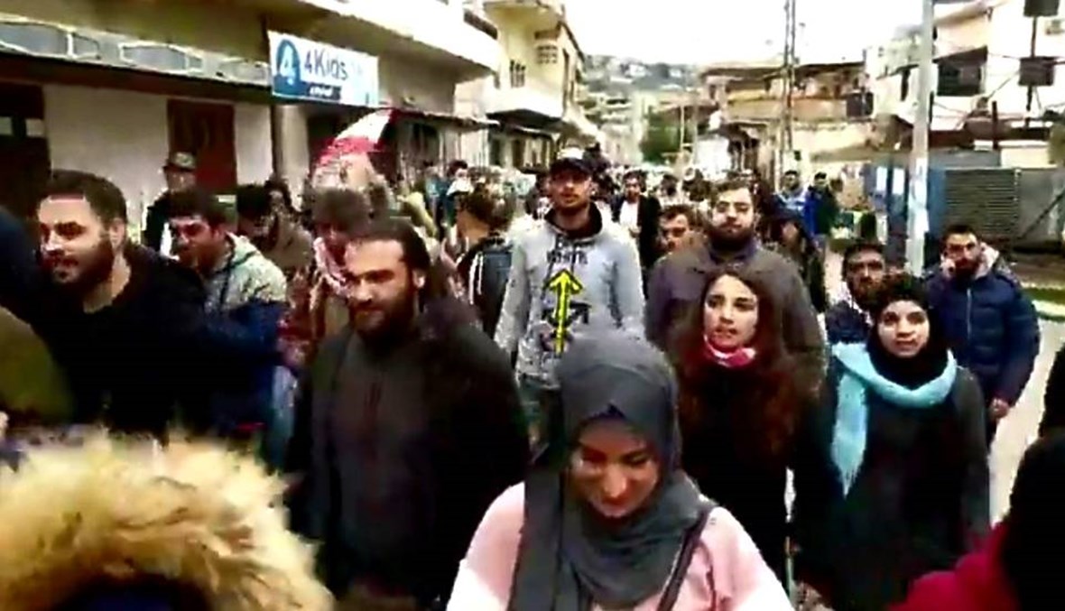 مسيرة تضامنية مع ناشط موقوف في حلبا ومطالبة بإطلاقه