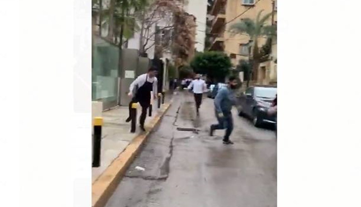 فيديو منتشر لإشكال بين مواطنين وعمال في مطعم بيروتيّ وسامي فتفت يغرّد (فيديو)