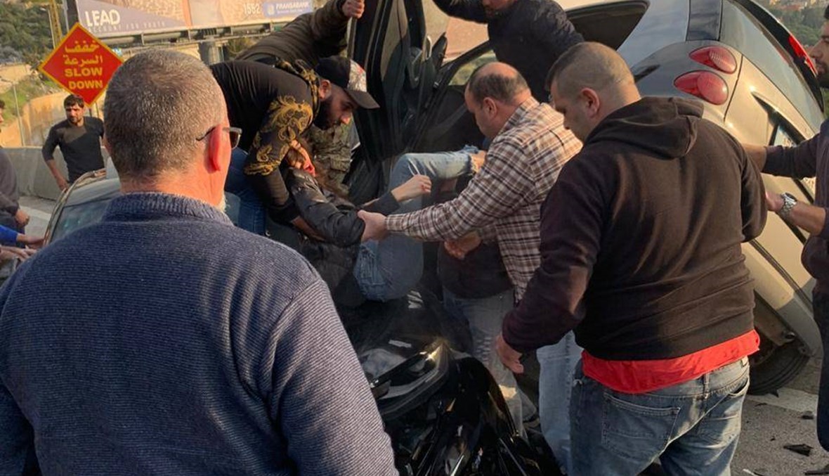 حادث سير على أوتوستراد الكازينو... إصابة نادي أبو شبكة وعائلته (صور)