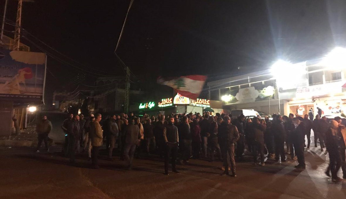 وقفة احتجاجة عند دوار كفررمان تضامناً مع موقوفي ثكنة الحلو (فيديو)