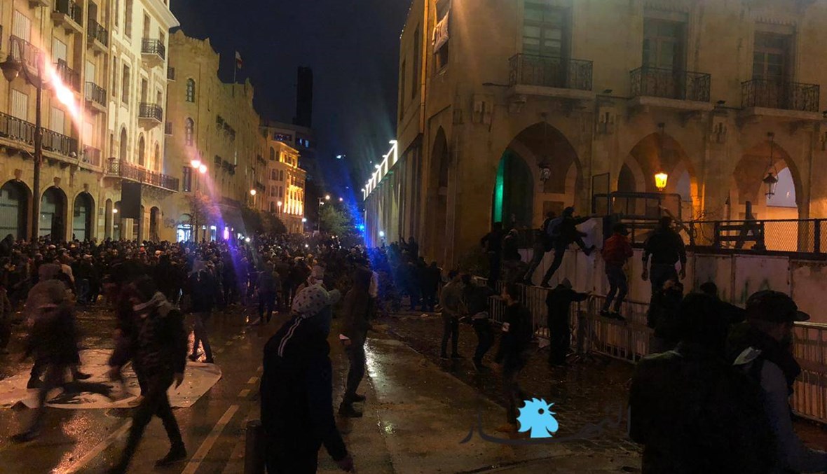 فرق الصليب الأحمر والدفاع المدني تستجيب لجرحى وسط بيروت