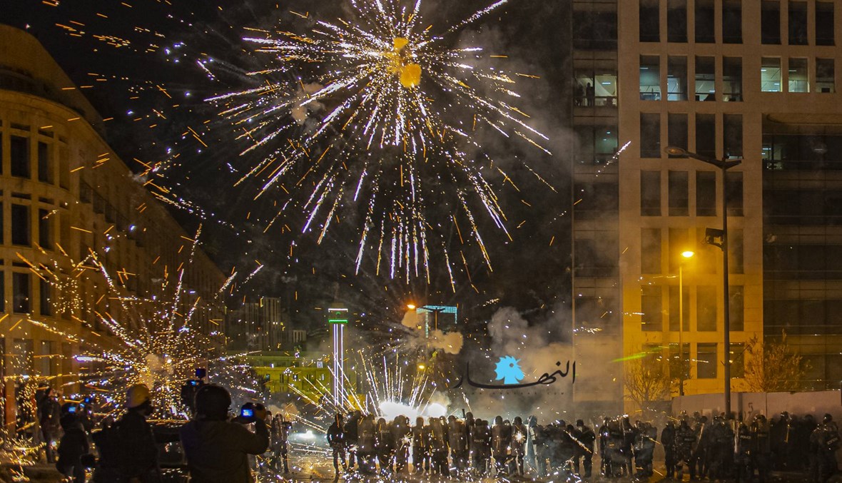 ليلة بيروت الساخنة بأكثر من 40 صورة: مفرقعات وقنابل ومواجهات مع مكافحة الشغب
