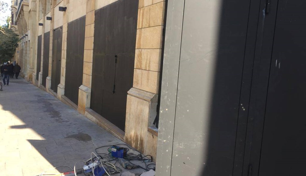 ألواح حديدية تحمي أسواق العاصمة... "نعتذر يا بيروت"
