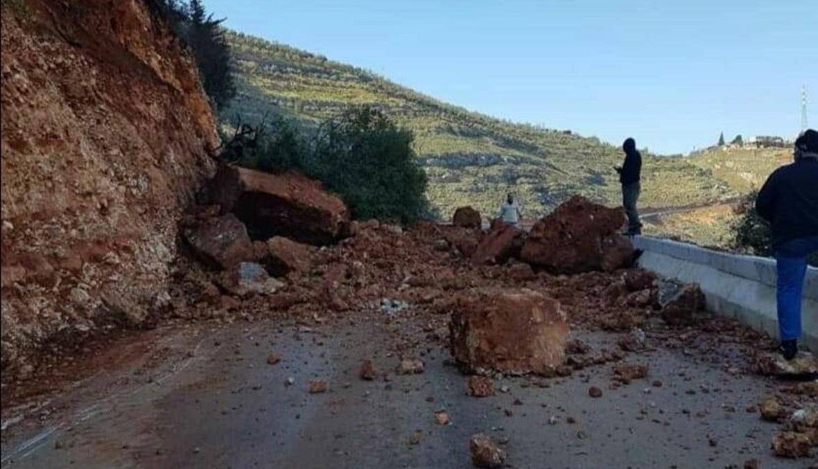 انهيار صخريّ يقطع طريق عزقي ـ عيون السمك في الضنية: لا أضرار