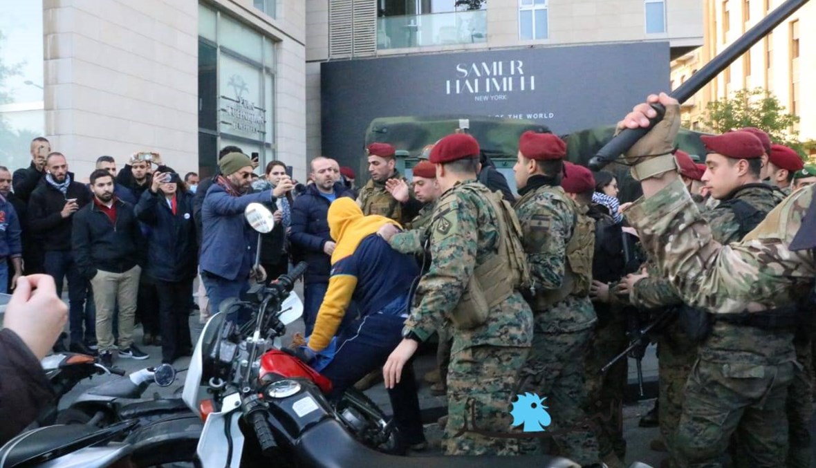 بالصور: إشكال بين الجيش ومتظاهرين في شارع فوش وسط بيروت