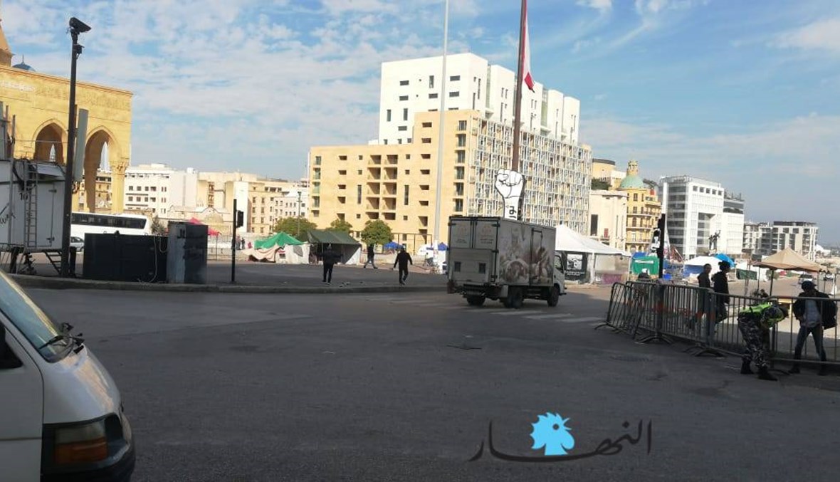 بعد إعادة فتح الطريق... متظاهرون يفترشون الأرض مجدداً في ساحة الشهداء (صور)