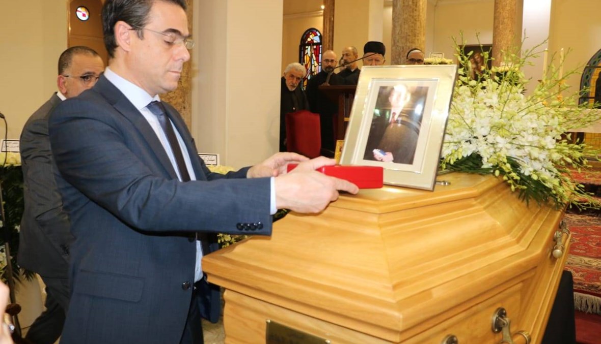 وداع رشيد الجلخ... رئيس الجمهورية منحه "وسام الاستحقاق اللبنانيّ الفضّي ذو السعف"