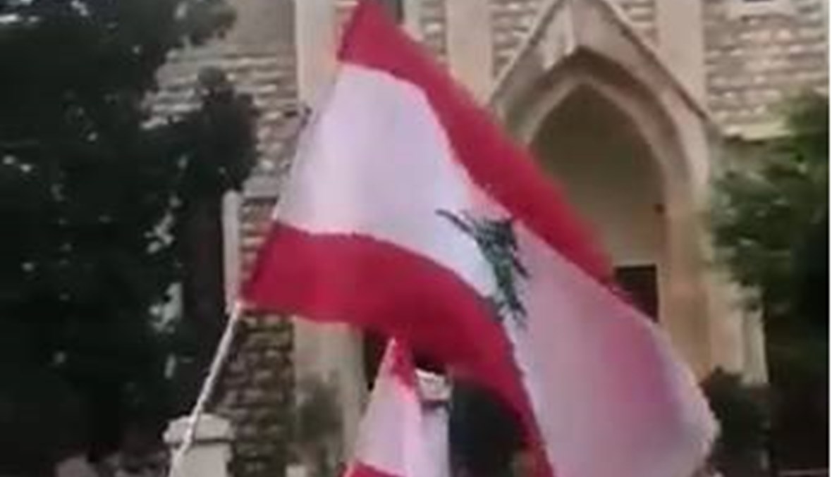 في مشهد مؤثر... اجراس كنائس طرابلس تقرع دعماً للمنتفضين (فيديو)