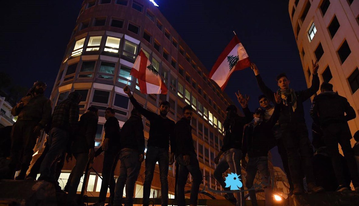 وقفة احتجاجية في ساحة رياض الصلح وتسلّق الجدار الإسمنتي (صور وفيديو)