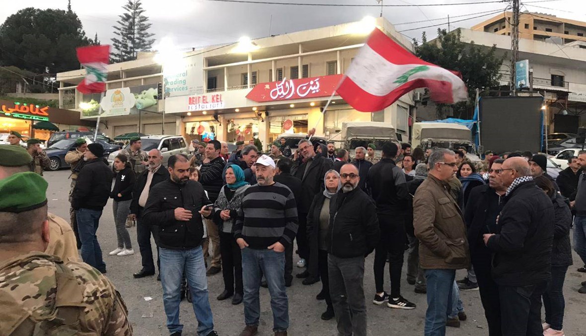 "لن ندفع الثمن مجدداً"... وقفة احتجاجيّة عند دوّار كفررمان